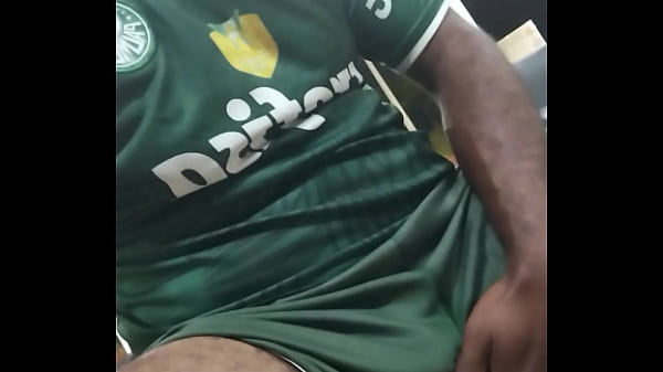 palmeirense excitado no ponto de ônibus